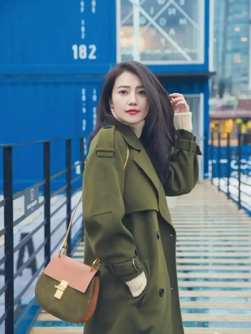 街拍鼻祖高圆圆早前的大衣look, 现在再 - 抖音