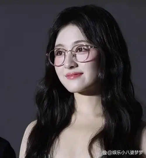 李兰迪线下活动的原相机图 此女戴眼镜无敌美了