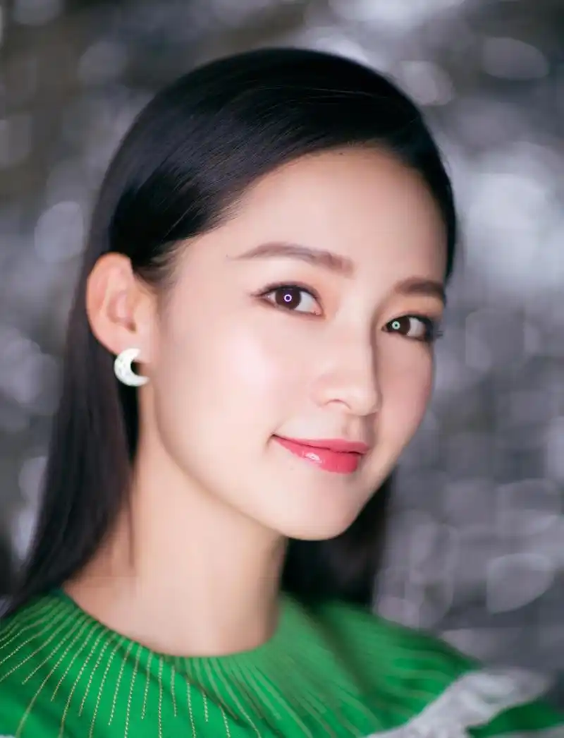 李沁浪漫运动风写真图片