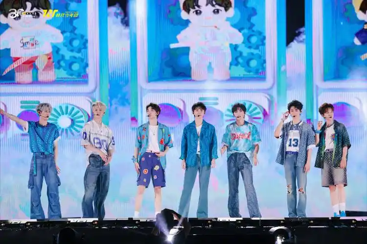 时代少年团演唱会全员大合照96……__财经头条