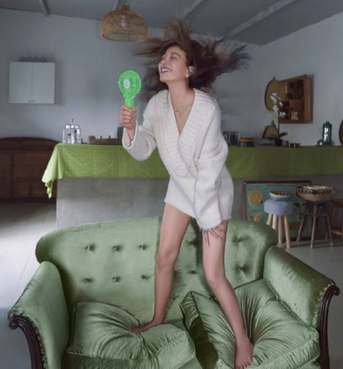 下面这一张的赵薇把脚抬起踩在椅子的扶手上,拿着指甲钳在修剪自己的