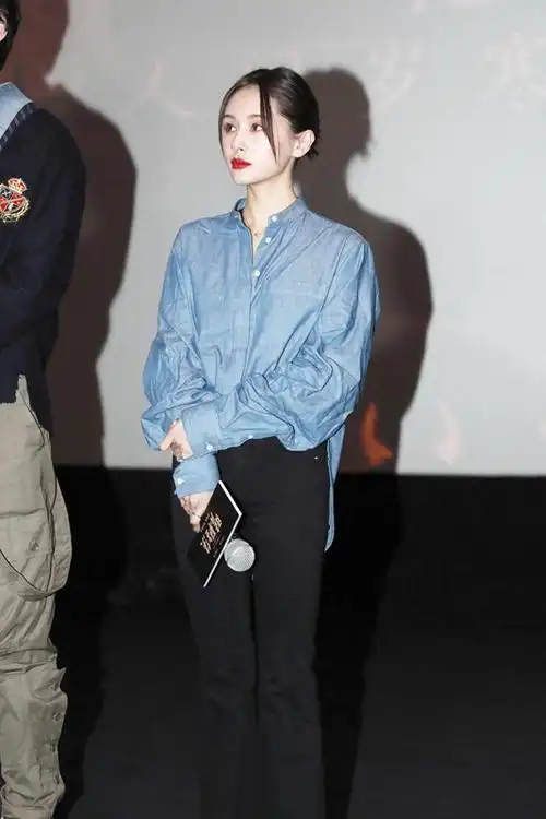 王子文穿出了小个子想要的超模感,红色西装内搭一身黑,显瘦显高|衬衫