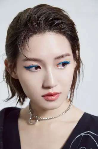 简介:苏青鬼马俏皮时尚杂志写真图片,分享一组苏青图片给大家,图中的