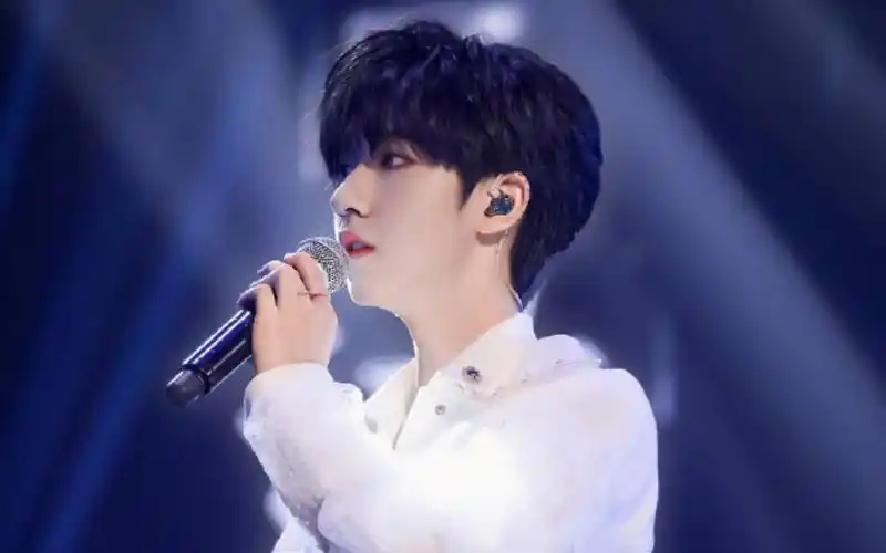 贺峻霖为你我受冷风吹直拍