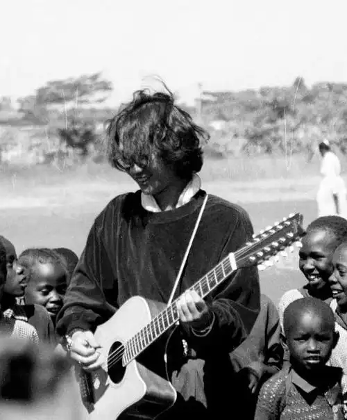 黄家驹把邻居搬家扔掉的吉他捡回自学,越弹越着迷