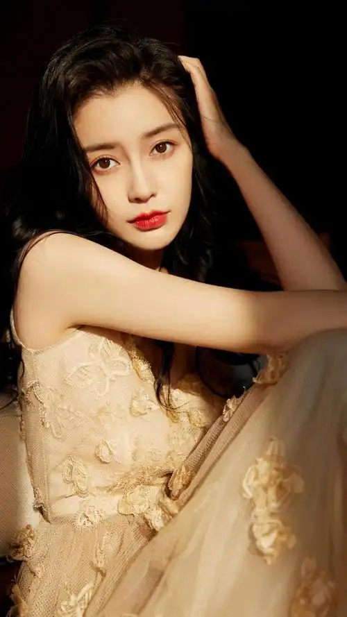 angelababy金色长裙魅惑写真