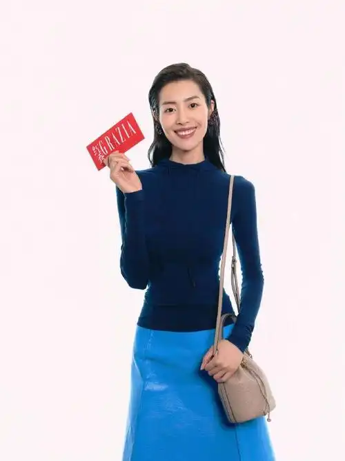 红秀现场#品牌代言人@刘雯亮相tory burch 2024秋冬新品预览,探索