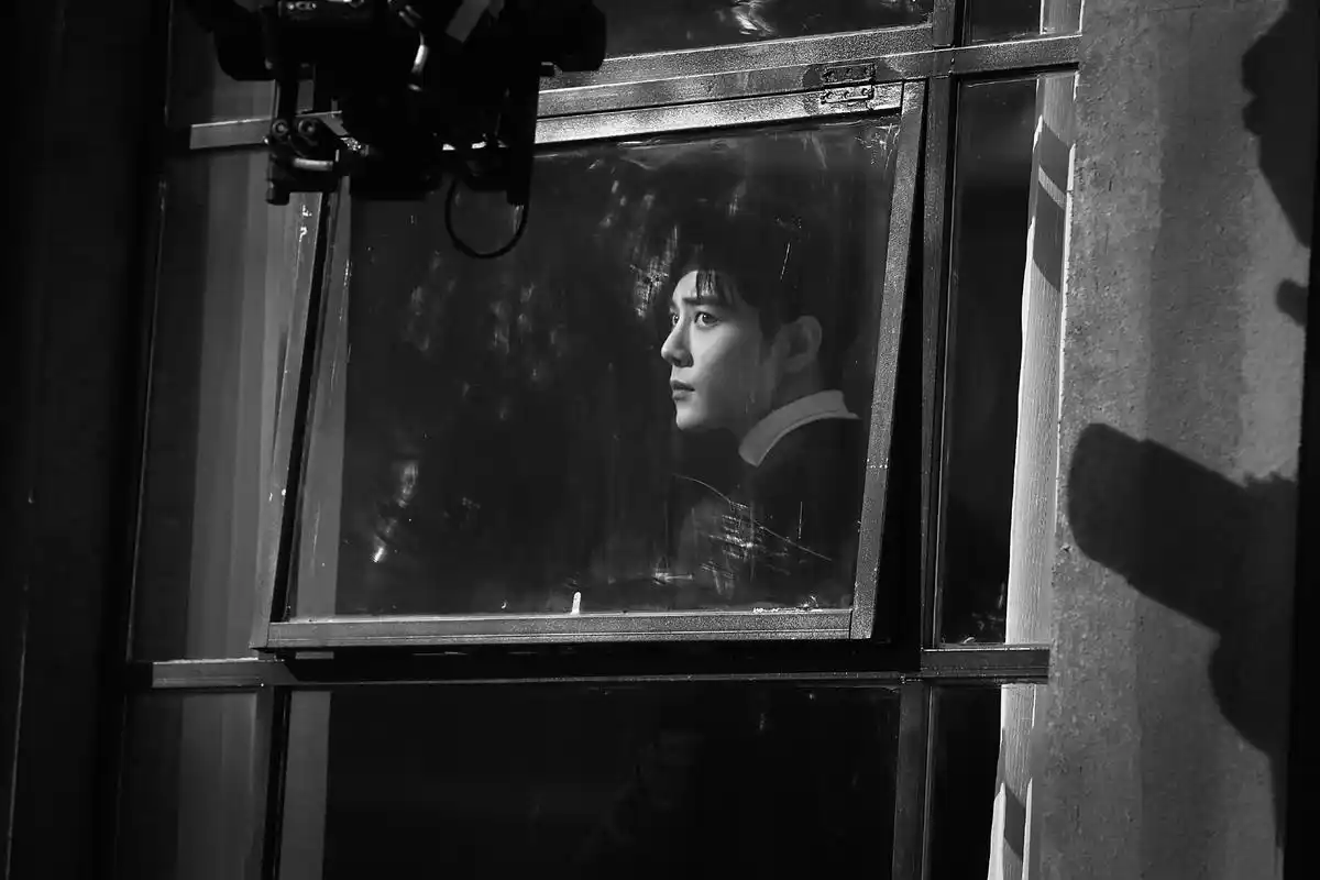 肖战黑白西装氛围感图片:质感满满