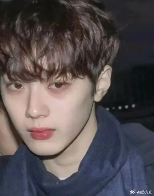 近日,据八卦媒体方面的消息表示,艺人赖冠霖与女友一起逛街约会,两人