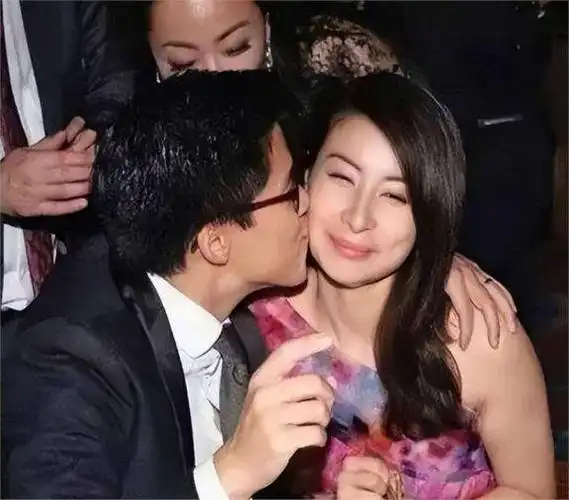 郭晶晶"国民好媳妇"形象崩塌?网友:我看谁敢"道德绑架"!