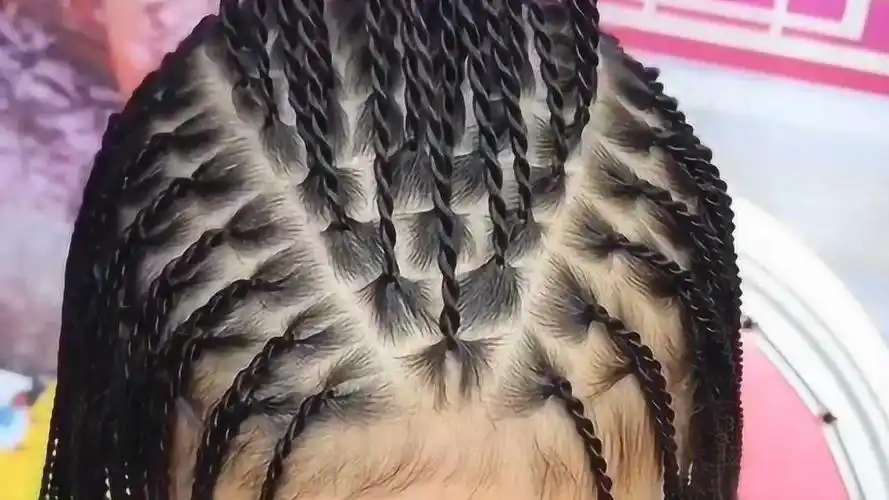 孩子的脏辫太乱了,给她好好分一下区!