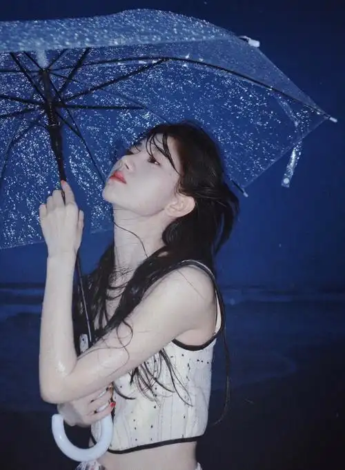 鞠婧祎晒海边氛围感写真,湿发撑伞清纯动人皮肤白到发光……|鞠婧祎