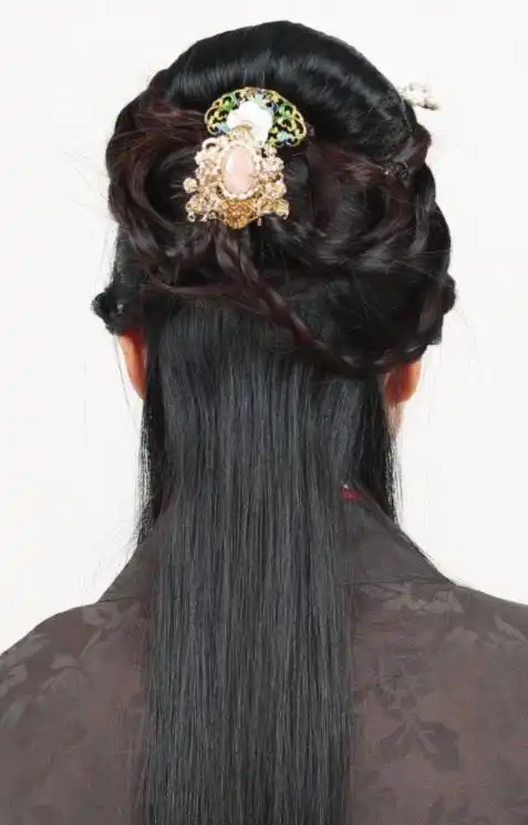 穿一身美美的汉服怎么可以少的了好看的发型呢,穿汉服再继续梳马尾或