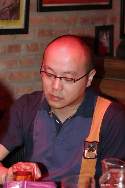 从"摇滚天才"到"邋遢大叔",53岁的窦唯与前妻王菲相差巨大