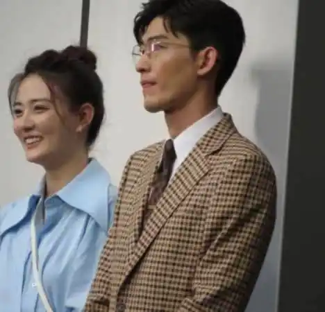 张翰徐璐拍戏路透图流出 搭肩捧脸吻戏超甜蜜