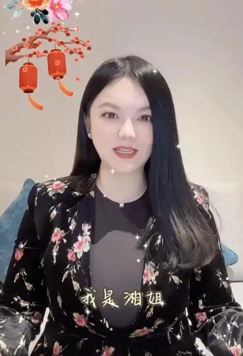 48岁李湘近照曝光,上围极度丰满,晒各种奢侈饰品,大串