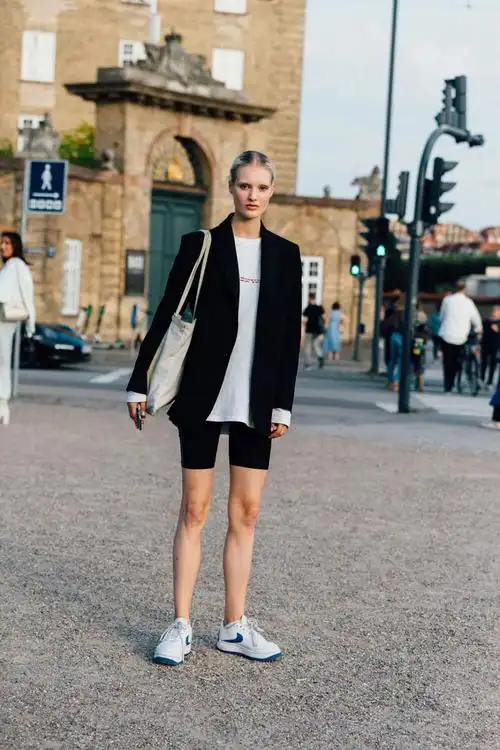 欧美时尚博主街拍 #ins精选# #穿搭# 西装 短裤系列 #侵权删