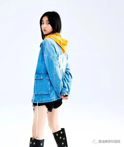 18岁的张子枫真长大了穿卫衣短裤配长筒靴秀一截美腿太吸睛