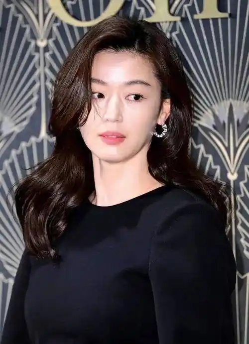 41岁全智贤大波浪卷发复出,散发成熟女人的万种风情,梦回千颂伊_姐姐