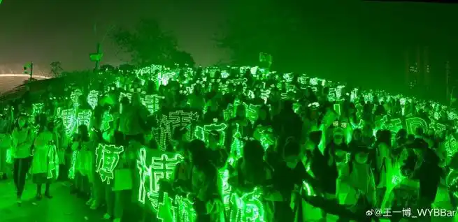 震撼的绿海98辛苦大家了～@uniq-王一博#王一博湖南卫视跨年晚会