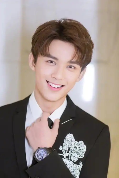 吴磊片场休息随拍