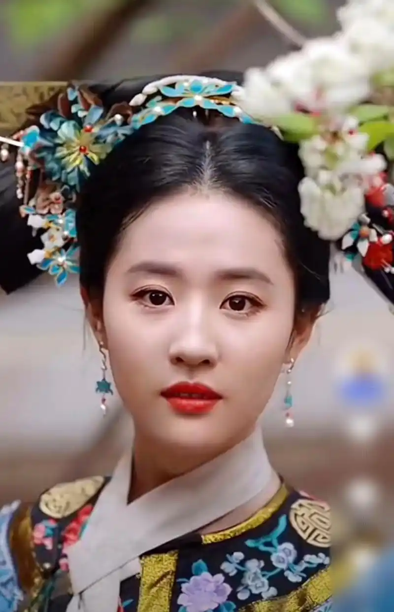终于明白为啥刘亦菲不演清宫剧的原因了,美貌艳压四方,让其他人无法