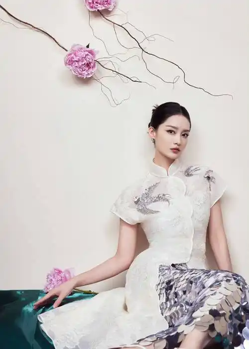 惊艳全场!李沁鱼鳞旗袍配亮片长裙,温婉与璀璨完美交融