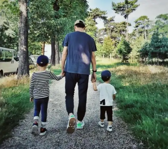 靳东46岁生日李佳晒父子三人温馨合照俩儿子压爸爸身上好有爱