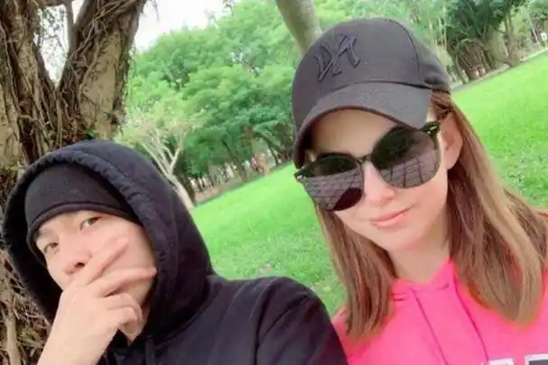 回顾昆凌嫁大14岁歌手周杰伦婚后连生三胎今一家五口其乐融融