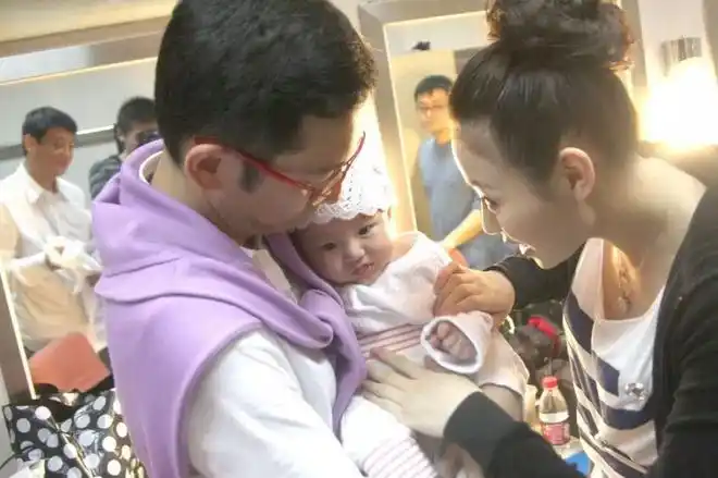 43岁吴启华娶22岁石洋子五亿家产被败光1000万买回女儿抚养权