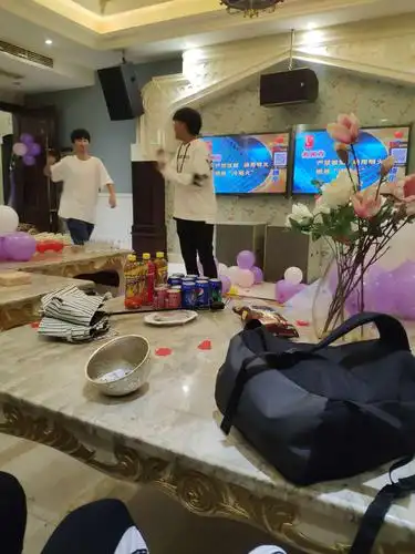 到了ktv了,也随着大伙一起给他唱生日歌.祝你生日快乐鸭江尚洋.