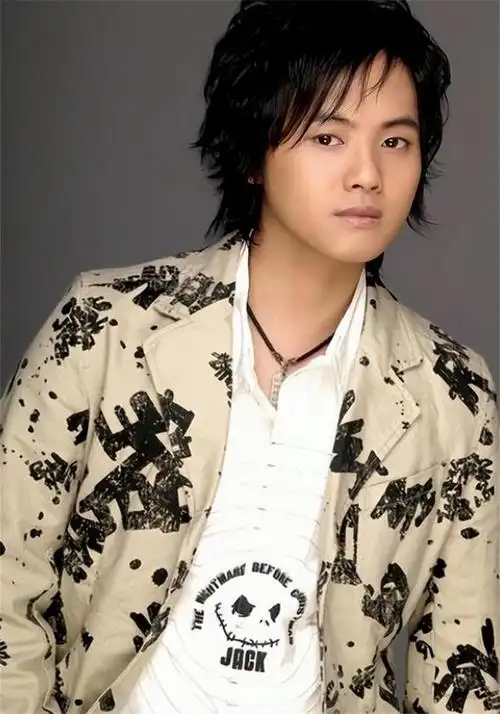 "情歌王子"郑源:15岁开演唱会,19岁日赚万元,春晚都请不动他