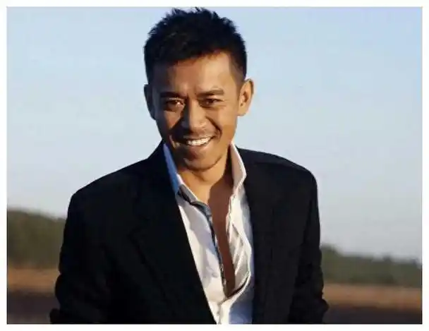 从模特到演员,再到美女主播,50岁男人的婚姻传奇!