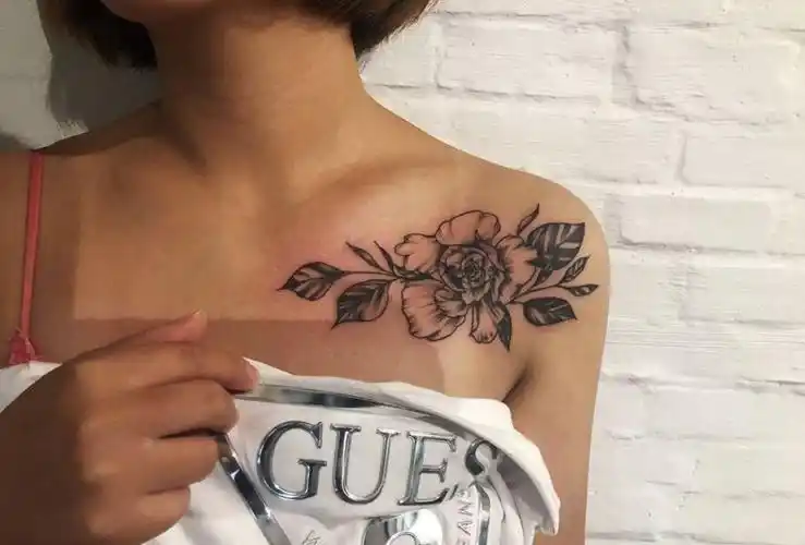 工作:肩膀花卉 大清新纹身图片_肩部纹身图案