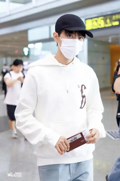 王俊凯出发巴黎#王俊凯今日出发巴黎白色卫衣搭配棒球帽,少年 999