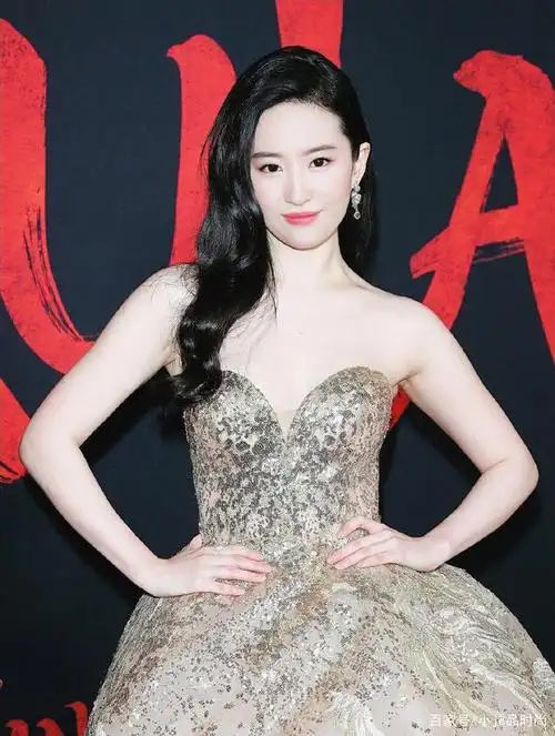 刘亦菲金色凤凰长裙,美极了