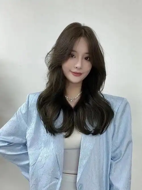 青岛发型师  长度和层次非常修饰五官和脸型呦气垫烫适合脸型:脸椭