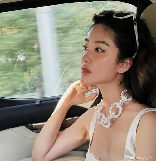 杨采钰晒夏日泳池随拍穿砖红色泳衣秀事业线身材热辣面容清纯