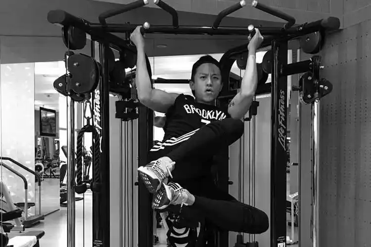 邓超健身器上闪转腾挪