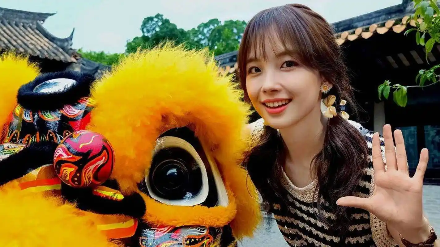 王冰冰身穿无袖白色衣裳,她俏脸甜美,眉清目秀,唇