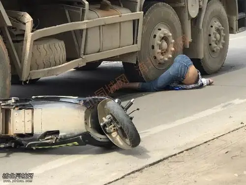 惨烈浦北一女子被大货车压爆头死亡事发科三路段