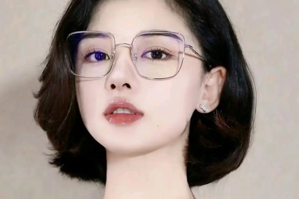 圆脸适合戴什么镜框?找对款式让你的脸型更完美