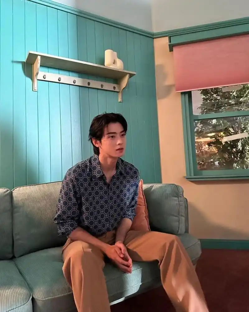 车银优拍摄活动照片. 他这套穿搭有种痞帅的气质.