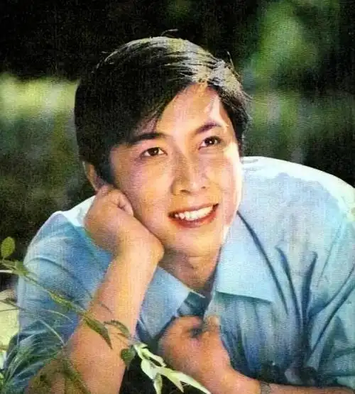 回顾演员壮丽嫁大12岁唐国强连生两子如今一家五口其乐融融