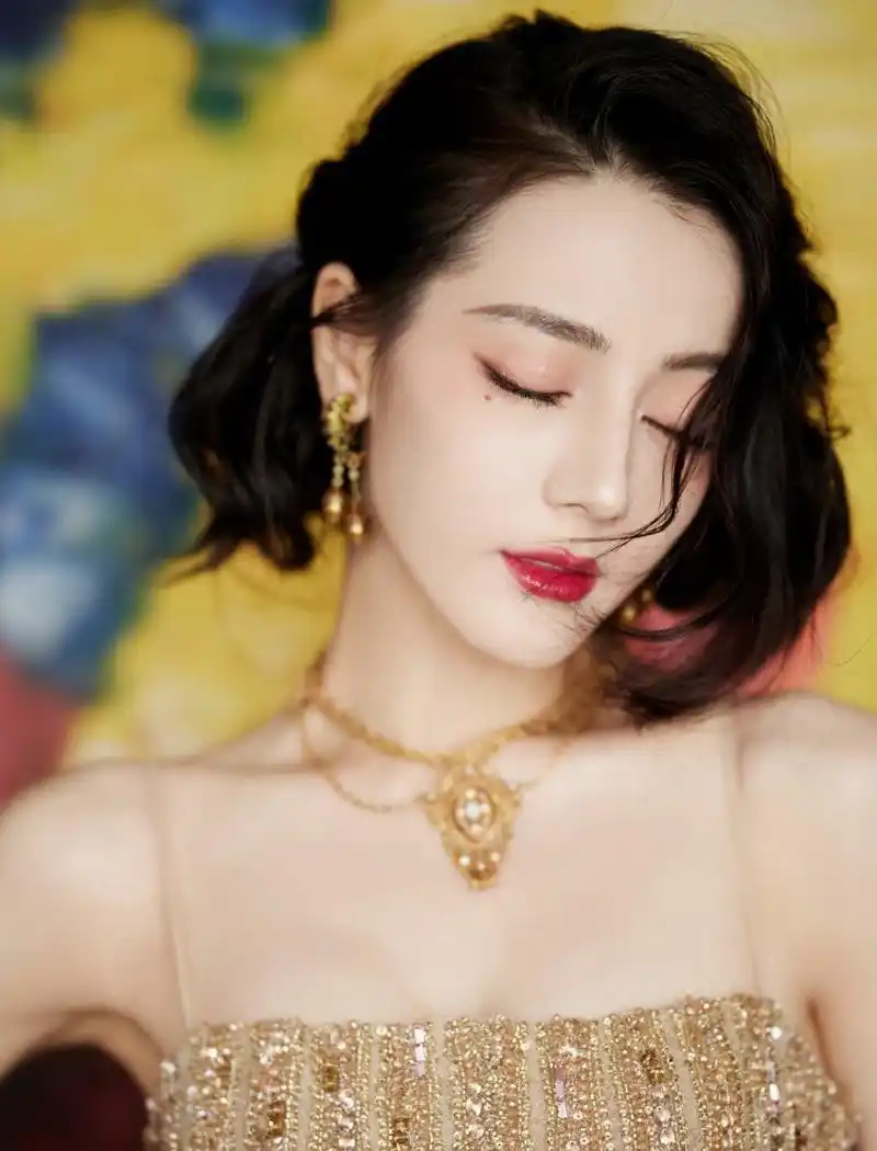 迪丽热巴,美人痣,电眼迷人.