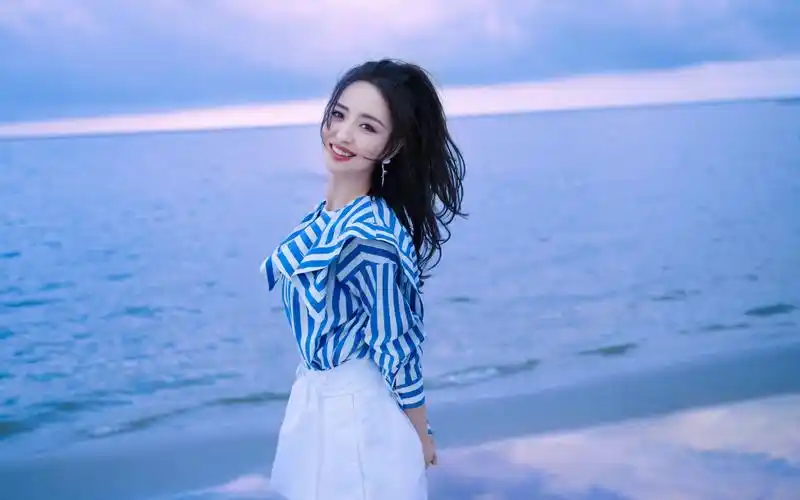 佟丽娅海边白色短裙唯美花絮