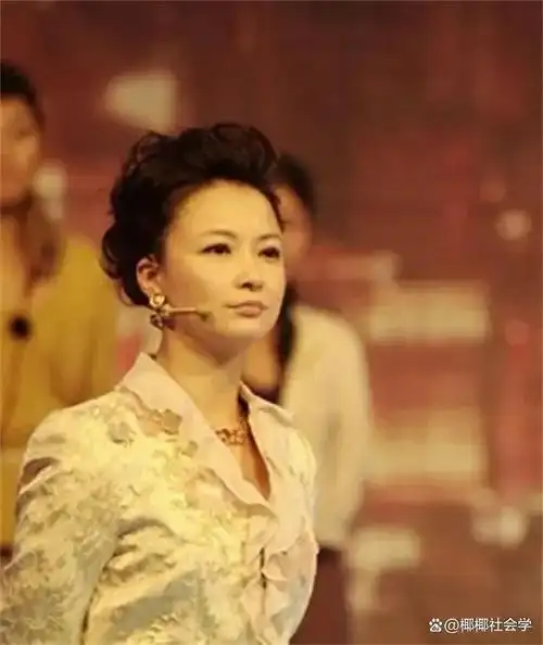 回顾东方卫视袁鸣53岁的她明显有些发福了昔日的女神感全无