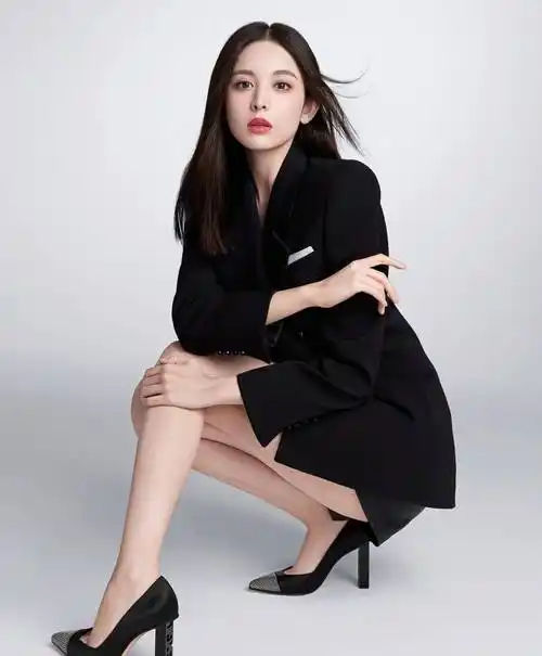 高跟鞋一搭整个女人就显得更加的有气质.