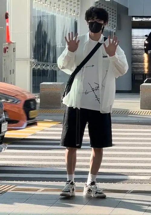 朴灿烈超话#朴灿烈61次心动记录#  【预览】240504 仁川机场出发 cr