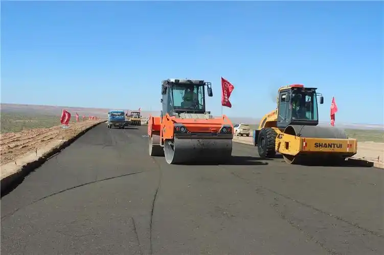 洒水养护.↑水稳摊铺.↑水稳摊铺全景.